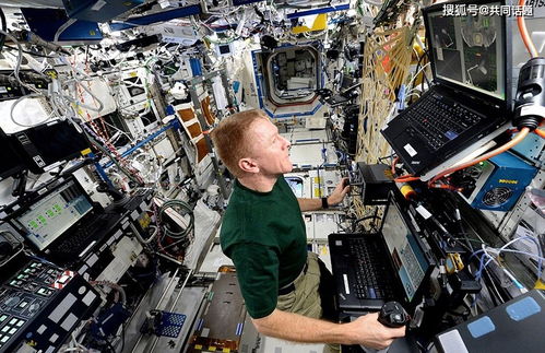 天河號(hào)核心倉(cāng)科技感十足,操作界面也是中文的,國(guó)人們由衷的點(diǎn)贊