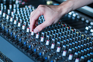 在錄音室進行專業(yè)音樂制作。音響工程師正在工作。